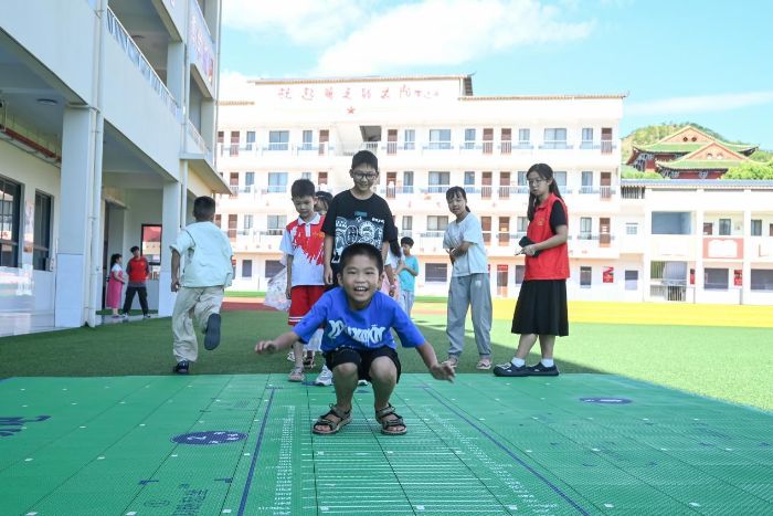 ͯ���������t(y��)·ͬ�У�־Ը����(w��)�(du��)�����l(xi��ng)�僺ͯ�옷���L