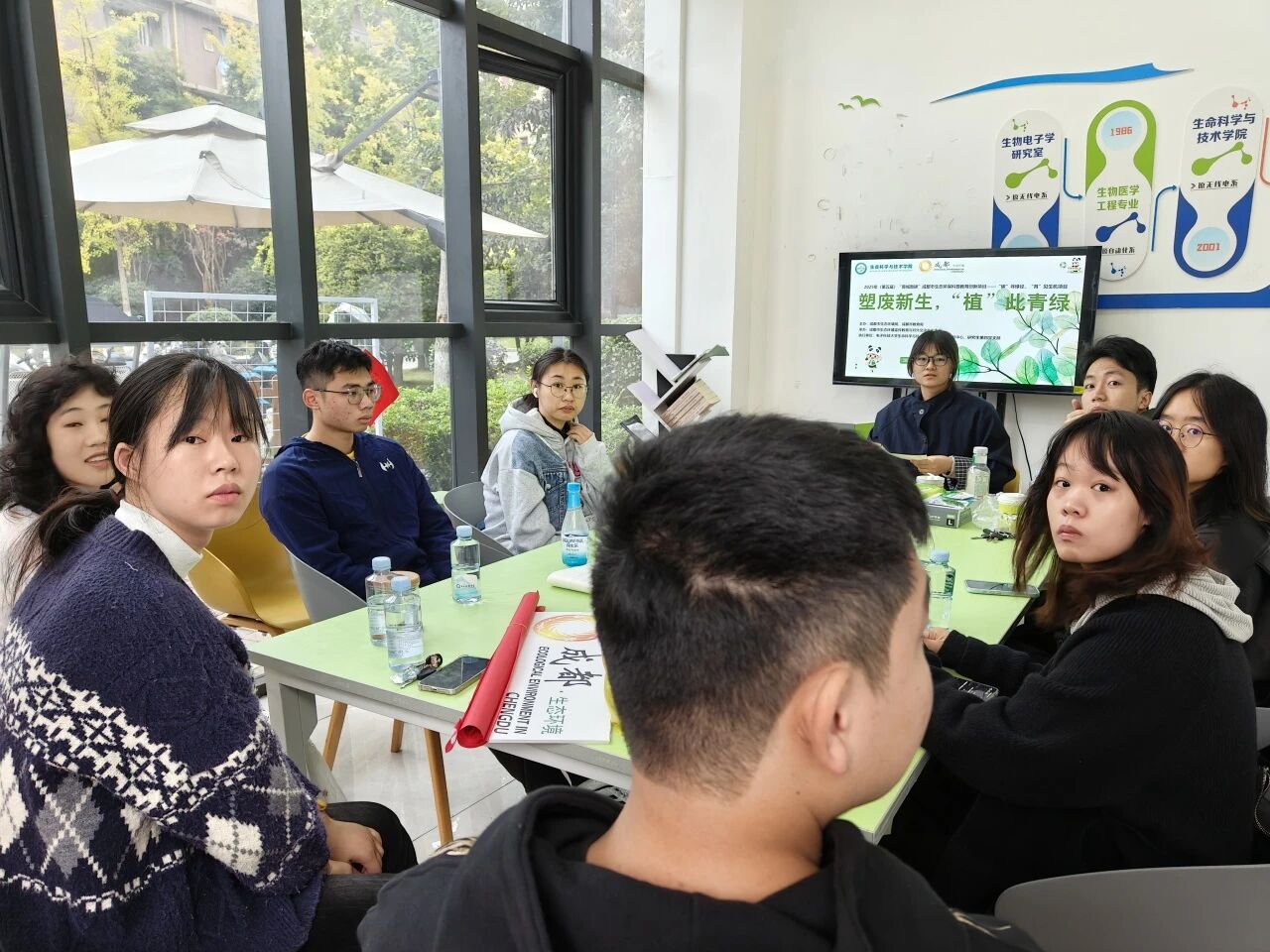 �܏U��������ֲ������G����ӿƴ��_��һ��У�@�p̼���`�ľGɫ���