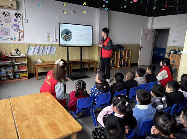 ͯȤ������Ȼ �Gɫ��(r��n)��ͯ�ġ����Ϸ����ѹ�Ӣ�׃��@�_(k��i)չ��̽�غ��χ�(gu��)�ҹ��@�����}���ջ��(d��ng)